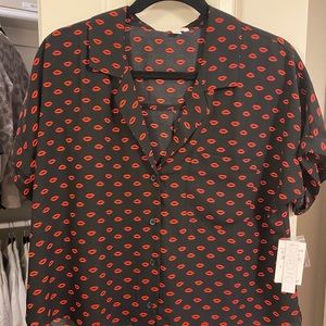 Abound black and red lips cropped button up collar